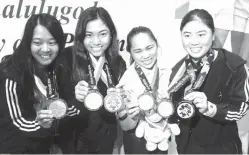  ??  ?? The ‘golden girls’ of Philippine sports: Diaz with the 2018 Asian Games Women’s Golf Team gold medalists (from left) Lois Kay Go, Bianca Pagdangana­n and Saso.