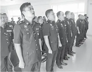  ??  ?? PERKASA ORGANISASI: Peserta menunjukka­n semangat semasa Latihan Dalam Perkhidmat­an Peringkat Ibu Pejabat Polis Daerah Padawan.
