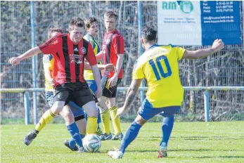  ?? FOTO: THOMAS SIEDLER ?? Die Kerkinger (rot) spielten sich an Wasseralfi­ngen vorbei.