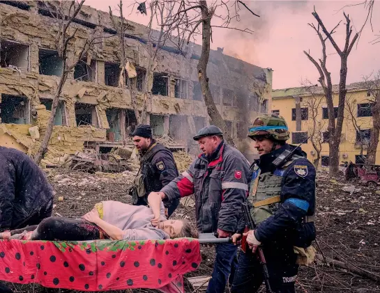  ?? ?? L’attacco ai civili Una donna incinta soccorsa dopo il raid aereo russo che ha distrutto l’ospedale pediatrico di Mariupol ANSA