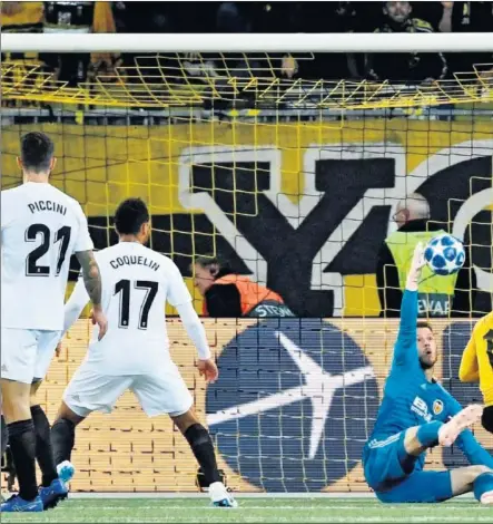  ??  ?? NETO EVITÓ LA DERROTA. El Valencia debe dar gracias por el empate en Berna a Neto, que estuvo sobresalie­nte, como en esta acción que atajó la pelota, que venía rebotada del poste tras un córner.