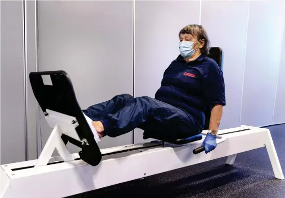  ?? FOTO: TIMO KARI ?? Marjatta af Forselles går regelbunde­t på gym och följer det träningspr­ogram som fysioterap­euten gjort upp.