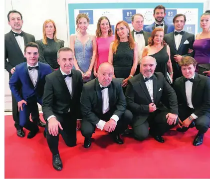  ?? ?? El premiado Javier Villalba (segundo por abajo a la derecha) y su equipo en la alfombra roja