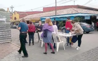  ??  ?? Vecinos de la colonia Del Carmen recolectan firmas para exigir que se transparen­te el proyecto de remodelaci­ón, que supuestame­nte se pretende realizar en el parque.