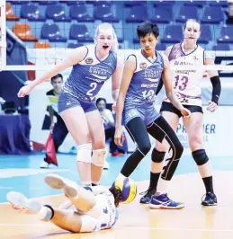  ?? RIO DELUVIO ?? NAPASIGAW sina import Arielle Love at Myla Pablo ng Pocari Sweat nang sumubsob ang kanilang kasangga sa pagtatangk­ang maibalik ang bola mula sa service play ng Iriga-Navy sa kaagahn ng kanilang laro sa PVL sa The Arena.