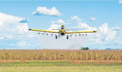  ??  ?? Aeroaplica­ción. Para minimizar la deriva, los tamaños de gota adecuados deben estar entre los 150 y los 400 micrones.