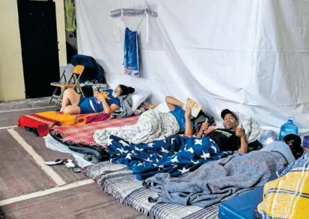  ?? ARCHIVO ARACELY MARTÍNEZ /OVACIONES ?? Migrantes venezolano­s descansan afuera de la Comar, en la CdMx, donde esperan un permiso de tránsito