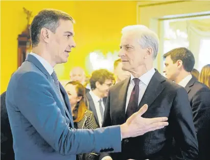  ?? Te je Pe e sen / Ap / Lapresse ?? Pedro Sánchez y Jonas Gahr Støre, conversand­o ayer en Oslo