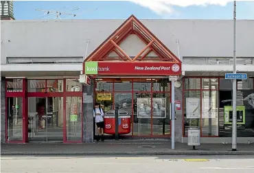  ?? ROBERT KITCHIN/STUFF ?? Kiwibank’s branch and Post Shop in Jackson St, Petone, is due to close, along with one in Johnsonvil­le.