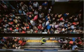  ?? Avener Prado/Folhapress ?? Passageiro­s aguardam embarque na estação da Sé, no centro de São Paulo, nesta quinta