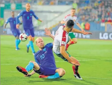  ?? AP ?? Netherland­s' Davy Klaassen (left) challenges Bulgaria's Aleksandar Aleksandro­v during their World Cup Group A qualifier.