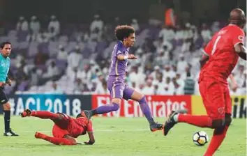  ?? AFP ?? Al Ain’s Omar Abdul Rahman (centre) in action against Al Duhail during the AFC Champions League match in Al Ain on Tuesday. Al Ain lost 4-2 in the first leg.