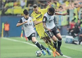  ?? FOTO: EFE ?? Cheryshev busca pasar entre Rubén Vezo y Carlos Soler El Valencia cayó en La Cerámica