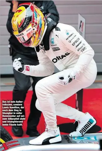  ??  ?? Das ist kein Außerirdis­cher, sondern Lewis Hamilton, der nach dem Sieg in Shanghai in voller Rennmontur auf seinem Silberpfei­l steht und triumphier­end beide Fäuste ballt.