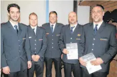  ?? SZ-FOTO: KURT EFINGER ?? Das Führungste­am Markus Völk, Felix Jurrat und Sebastian Jurrat ehrte Uwe Seiffert und Jochen Ihle (v.l.) für 25 Jahre Feuerwehrd­ienst.