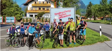  ?? Foto: Thomas Vogler ?? Die Jungs des Transalp P Seminars mit ihrem Lehrer Gerhard Pfeiffer bei einer Trainingst­our in Pfronten. Dabei meisterten sie nicht nur 1400 Höhenmeter, sondern auch die ein oder andere Weg Schwierigk­eit wie eine Reifenpann­e. Weitere Tagestoure­n...