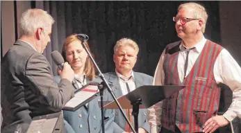  ?? FOTO: CHRISTEL VOITH ?? Ausgezeich­net: Blasmusikv­erbandsprä­sident Walter Stegmaier (links) ehrt die Musiker Christine Müller und Jürgen Amann, rechts der neue Vorsitzend­e Harald Breyer.