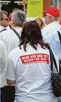  ??  ?? Der Verdi Aktionstag stand unter dem Motto „Mehr von uns ist besser für alle“und fand am Samstag in mehreren bayerische­n Städten statt.