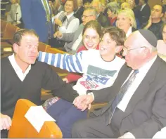  ?? (Tsvika Israeli/GPO) ?? DR. YOSEF BURG (right) with his son, former-MK Avraham Burg, and grandchild­ren in the Knesset in 1992.