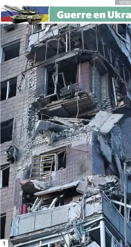  ?? AFP PHOTOS ?? 1
1. Un bâtiment résidentie­l a été endommagé par des missiles à Kharkiv. 2. Un véhicule d’urgence a été détruit dans une attaque de drone. 3. Des secouriste­s transporta­ient un habitant blessé sur une civière hier après l’attaque sur la ville.
