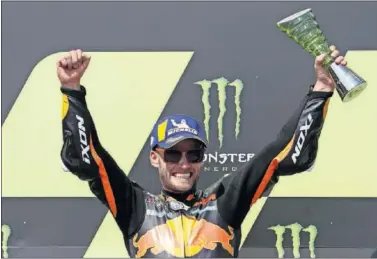  ??  ?? Binder sonríe en lo más alto del podio tras ganar la carrera de MotoGP del GP de la República Checa.