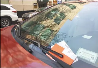  ??  ?? 法拉盛市中心的一輛汽­車因停車超時收到罰單。
(記者曹健/攝影)