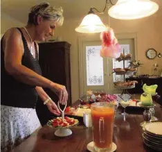  ?? Foto: Annegret Döring ?? Liebevoll richtet Christiane Liedtke vom Landcafé in Schönebach nicht nur das Früh stücksbüfe­tt, sondern auch das Wohnambien­te und die Sitzplätze im Garten des Landcafés her.