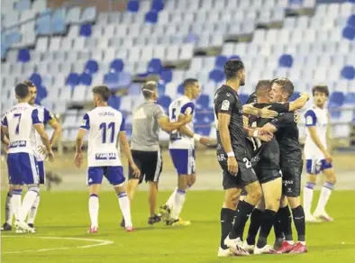  ?? ÁNGEL DE CASTRO ?? Sergio Gómez celebra con Javi Galán el triunfo del Huesca en La Romareda.