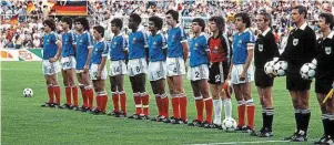  ?? | PHOTO : ARCHIVES AFP ?? Lors de la demi-finale de coupe du monde 1982, perdue contre l’Allemagne à Séville. Un événement qui a douloureus­ement marqué l’histoire du football français. Maxime Bossis porte le numéro 4.