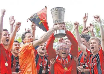  ?? FOTO: IMAGO ?? Da feierten sie noch stolz: Trainer Helmut Dietterle und seine Spieler der Sportfreun­de Dorfmerkin­gen nach dem Gewinn des WFV-Pokals. Der Pott wurde der Mannschaft geklaut.