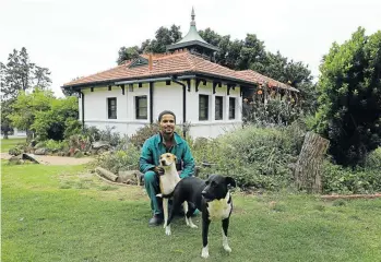  ?? Pictures: RUVAN BOSHOFF ?? PARKING OFF: Above, Colin Oliphant looks after a park in Tamboerskl­oof, Cape Town, and lives in the structure behind him; and left, attendant Clayton Smith with his dogs in front of their council home in De Waal Park