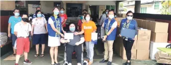  ??  ?? Persatuan OKU Kuching (House of Joy) representa­tive Jane Chua (third right) receives the pledge from Rotary Club of Kuching Unity City president Amy Lim, while Bong (right), Lau (second right) and others looked on.