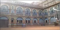  ??  ?? Dinda Lisna Amilia cleanest city in India state state ARSITEKTUR KHAS: Salah satu sudut Istana Mysore pada sore hari. Istana ini dulu merupakan tempat tinggal keluarga kerajaan yang memimpin Mysore hingga 1950an.