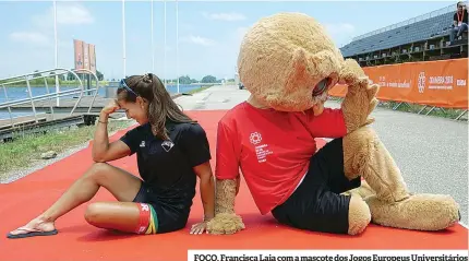  ??  ?? FOCO. Francisca Laia com a mascote dos Jogos Europeus Universitá­rios