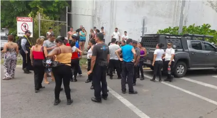  ?? ?? Unos 100 trabajador­es de seguridad privada se manifestar­on en las afueras del edificio municipal de Puntarenas, este viernes. Ellos reclaman el pago de sus servicios. CoRTESÍA