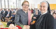  ?? FOTO: FELIX KAESTLE/ST.-ELISABETH-STIFTUNG ?? Schwester Maria Hanna Löhlein (rechts), Generalobe­rin der Franziskan­erinnen von Reute, bedankte sich bei der scheidende­n Vorstandss­precherin der St.-Elisabeth-Stiftung, Annemarie Strobl. Strobl habe das franziskan­ische Profil der Stiftung bewahrt.