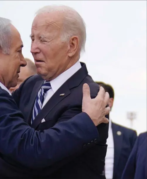 ?? ?? Benjamin Netanyahu og Joe Biden krammede, da den amerikansk­e praesident besøgte Israel kort efter krigsudbru­ddet i oktober. Arkivfoto: Evan Vucci/AP