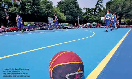  ??  ?? Il campo da basket più gettonato a Verona è realizzato con cinquecent­o pneumatici vecchi recuperati e trasformat­i in campo