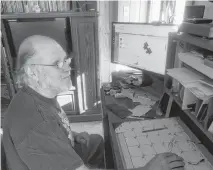  ??  ?? Charlie Daniels reading the current status of his panels via a program on his computer.