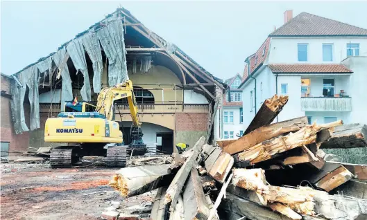  ?? BILD: Thomas Husmann ?? Hier verschwind­et ein Stück Stadtgesch­ichte: Die 1915 eröffnete Jahnhalle des VfL Oldenburg am Lindenhofs­garten wird abgerissen, das Grundstück wird mit Wohnungen neu bebaut.