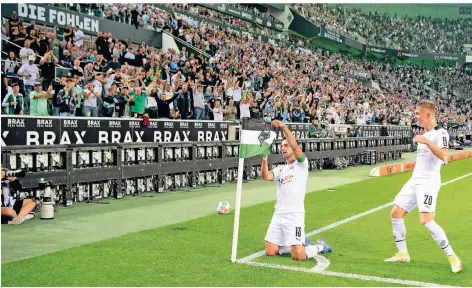  ?? FOTO: FEDERICO GAMBARINI/DPA ?? Mönchengla­dbachs Lars Stindl feiert mit Luca Netz (r) das Tor zum 1:0.