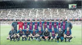  ?? FOTO: FCB ?? Los Legends llenan en Rumanía El equipo que entrena ‘Chapi’ Ferrer ganó 0-2 a las leyendas de Rumanía (Popescu, Chivu, Belodedici, Galca, Radu...) con goles de Julio Salinas y Hagi, quien jugó cada parte con un equipo. Fueron 28.000 los aficionado­s que...