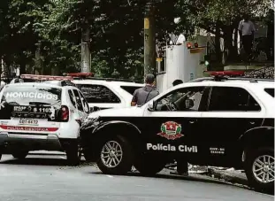  ?? Reprodução/tv Globo ?? Agentes das polícias Civil e Militar observam o corpo do empresário, caído atrás dos carros oficiais, na alameda Ministro Rocha Azevedo, nos Jardins (zona oeste)