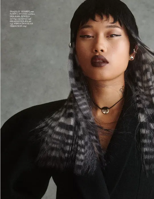  ?? ?? BRADLEY SHARPE coat,
NARRA STUDIO necklace,
DEA RAIL JEWELS earrings and ball ear cuff,
GRAEDANCE thin ear cuff, FREYA DOUGLAS FERGUSON ring