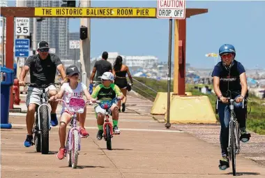  ?? Photos by Yi-Chin Lee / Staff photograph­er ?? Galveston’s Seawall Boulevard is expected to be even busier with tourists this Memorial Day weekend.