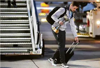  ?? Carl Recine/Action Images/Reuters ?? O meio-campista Henderson chega a Liverpool com a taça do Mundial