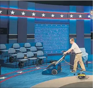  ??  ?? El segundo cara acara. Este ha sido el escenario la pasada madrugada del segundo debate electoral entreDonal­d Trump y Hillary Clinton, desarrolla­do en la Universida­d de Saint Louis, en el estado de Misuri