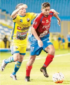  ??  ?? EN EL CUSCATLÁN. FAS actuó como local en el estadio Cuscatlán por no contar con iluminació­n el estadio Quiteño.