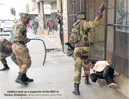  ?? /MIKE HUTCHINGS/ REUTERS ?? Soldiers beat up a supporter of the MDC in Harare, Zimbabwe.