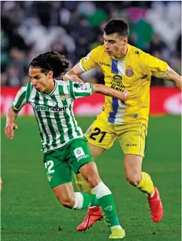  ??  ?? CALIDAD. Diego Lainez protege el balón de Marc Roca en el Betis vs Espanyol.